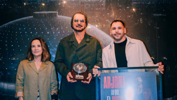 Ricardo Arjona hace historia y recibe el máximo reconocimiento de Movistar Arena